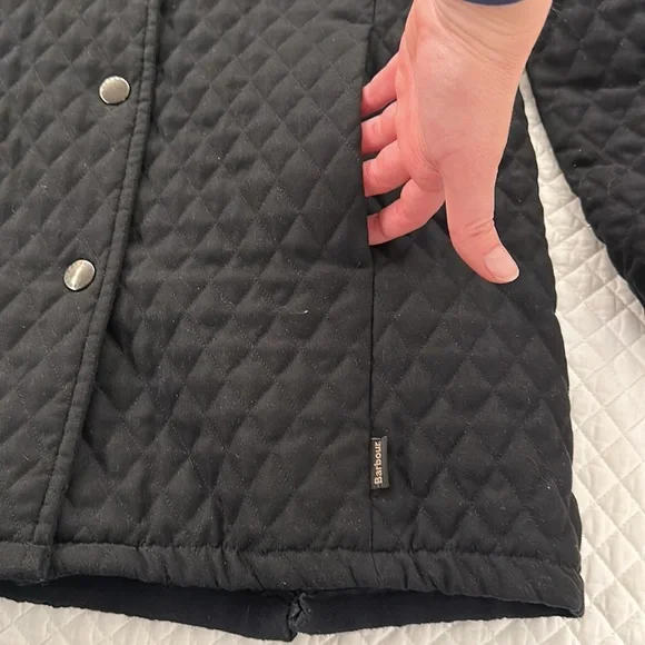 Women’s Barbour Size 6 Black Microfiber Quilted Jacket w Branded Snap Closure - Picture 5 of 5